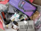 un sac rempli d'appareils électroniques et d'autres objets qui s'y trouvent