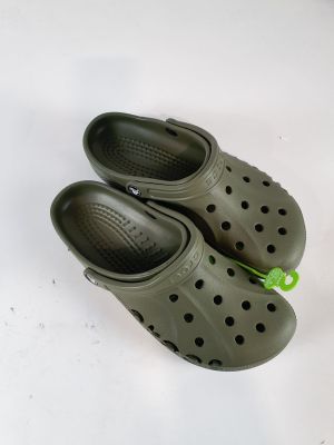 une paire de chaussures posée sur une table