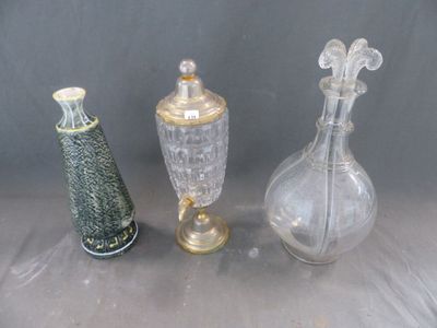 trois vases en verre posés l'un à côté de l'autre sur une table