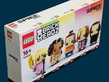 une boîte contenant des figurines Lego qui se trouvent dans la boîte