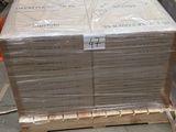 de nombreuses piles de cartons posées sur des palettes dans un entrepôt