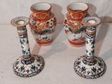 trois vases posés l'un à côté de l'autre sur une table