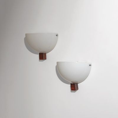 une paire d'appliques fixées au mur d'une pièce blanche