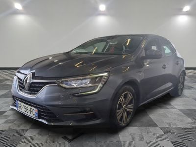 la voiture grise est garée sur un sol en damier dans le garage
