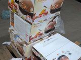 une pile de boîtes sur une palette dans un entrepôt
