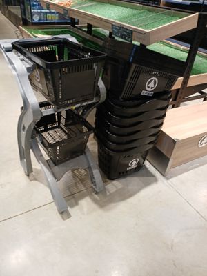 une table sur laquelle est représenté un terrain de football, dans un magasin