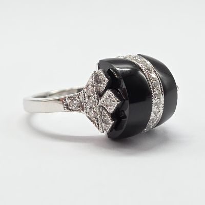 une photo d'une bague en diamant en noir et blanc