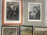 de nombreuses photos encadrées sur le mur de cette pièce
