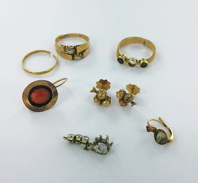 six paires de bagues en or et une bague sertie d'une pierre rouge