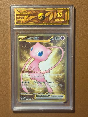un gros plan d'une carte Pokémon accrochée au mur