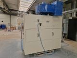 une machine qui se trouve à l'intérieur d'un bâtiment