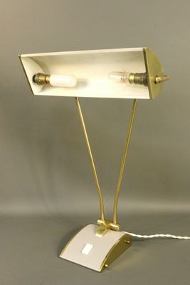 une photo d'une lampe de bureau sur laquelle repose une souris d'ordinateur