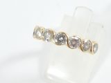 un gros plan d'une bague sertie de diamants