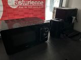 deux micro-ondes et un grille-pain posés sur une table
