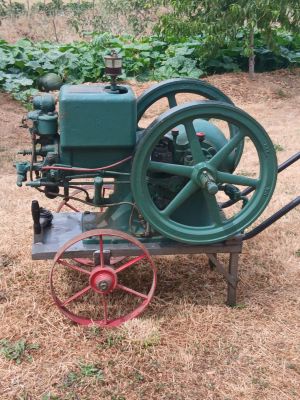 a small green machine that is sitting in the grass