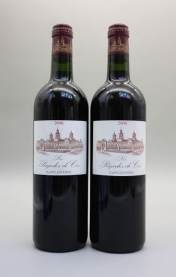 deux bouteilles de vin rouge posées l'une à côté de l'autre sur une table
