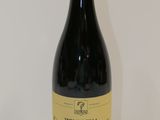 une bouteille de vin posée sur une table