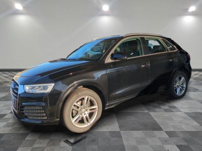 un SUV Audi noir garé dans un garage au sol carrelé