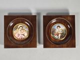 paire de peintures miniatures représentant une femme et un enfant, dans un cadre en bois