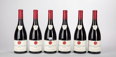 six bouteilles de vin rouge alignées