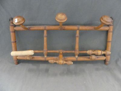 un étagère en bois sur laquelle sont posés plusieurs objets en bois