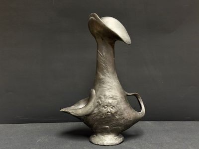 une image représentant un vase en argent orné d'une tête d'oiseau