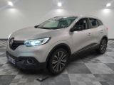 une voiture blanche est garée sur le sol à carreaux d'un garage