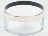 une image représentant un saladier en verre transparent bordé d'argent