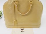 louis vu vu bag in beige patent with gold hardware