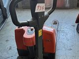 une machine rouge qui se trouve dans un garage