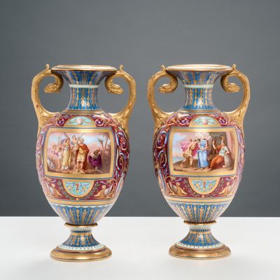 paire de vases ornés d'une scène représentant la naissance de Jésus