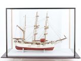 une maquette de bateau dans une vitrine