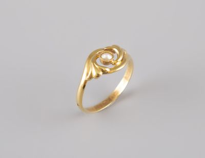 une image représentant une bague en or avec une perle au centre