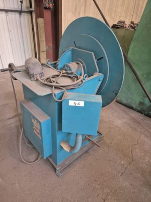 une machine bleue qui se trouve dans un garage