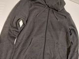 un sweat-shirt gris à capuche et fermeture éclair, avec un autre sweat-shirt à capuche par-dessus