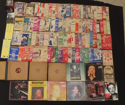 une grande collection de CD de musique posée sur une table