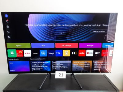 un téléviseur à écran plat posé sur un meuble