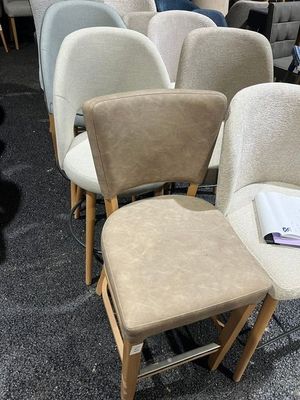 plusieurs chaises alignées