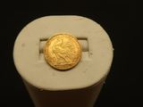 une image représentant une pièce d'or posée sur un objet blanc