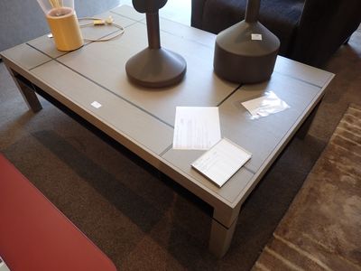 une table basse sur laquelle sont posées deux lampes, dans un salon