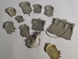 une image représentant un ensemble de petits porte-monnaie argentés et un petit porte-monnaie doré