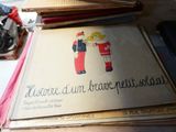 une pile de livres posée sur une table, avec une moto en arrière-plan