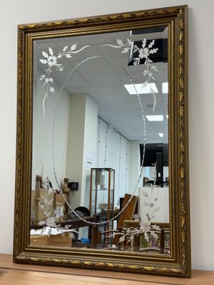 un miroir posé sur une table en bois
