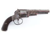 gros plan d'un revolver sur fond blanc