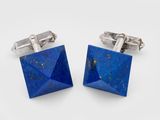 une paire de boutons de manchette en lapis-lazuli sur fond blanc