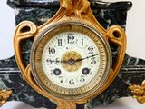 une horloge posée sur une table en marbre