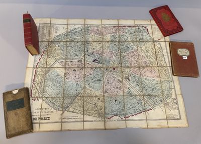 une carte sur la table avec beaucoup de livres dessus