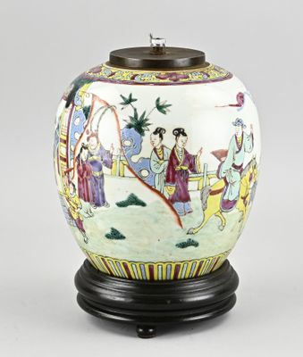 une image représentant un vase orné d'une peinture, posé sur un socle en bois