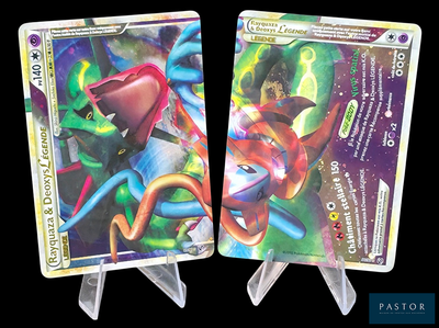 deux cartes Pokémon exposées sur une table