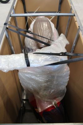 une boîte contenant une paire de ciseaux, emballée dans du plastique